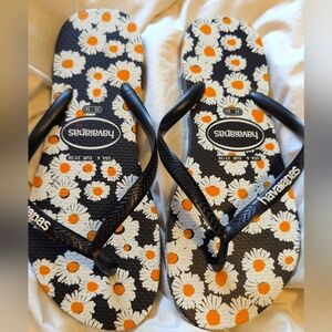 Havaianas Black and White Daisy Flip Flops